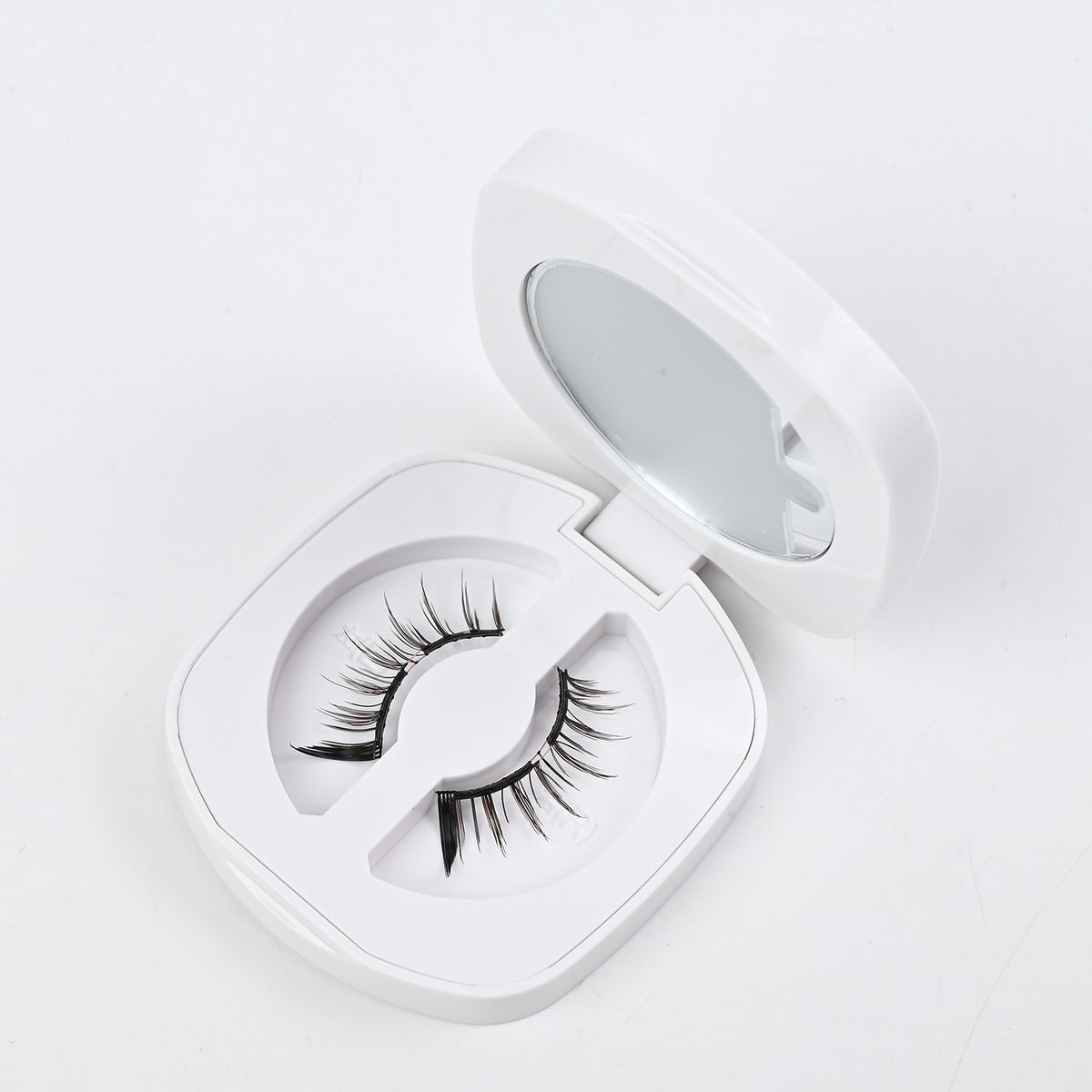 One-piece magnetic false eyelashes