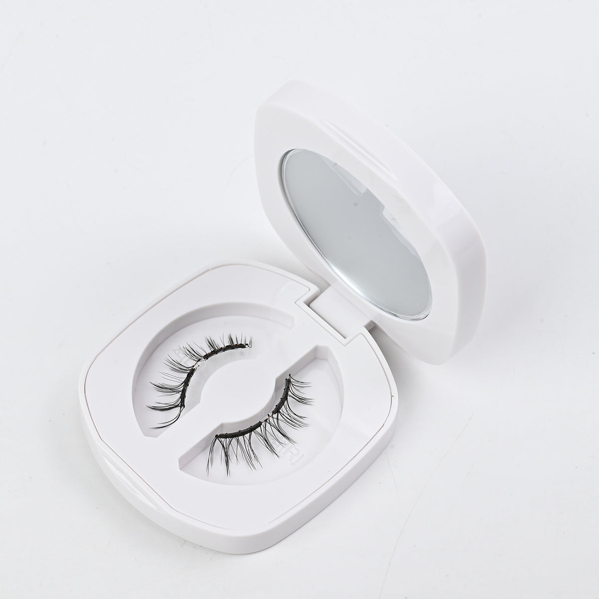 One-piece magnetic false eyelashes