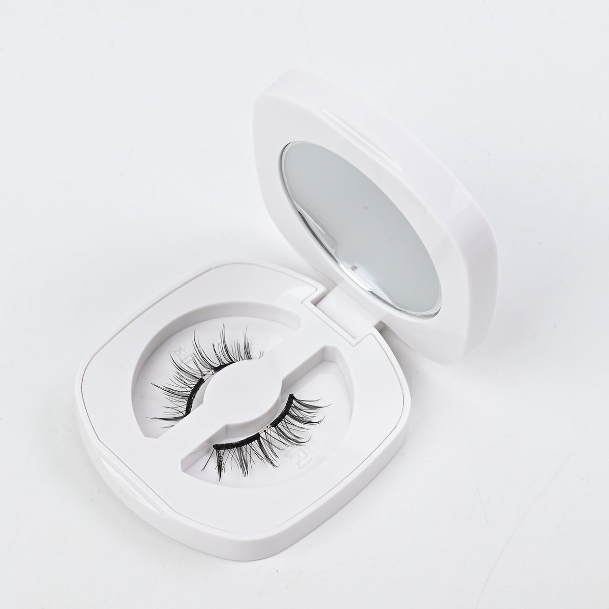 One-piece magnetic false eyelashes