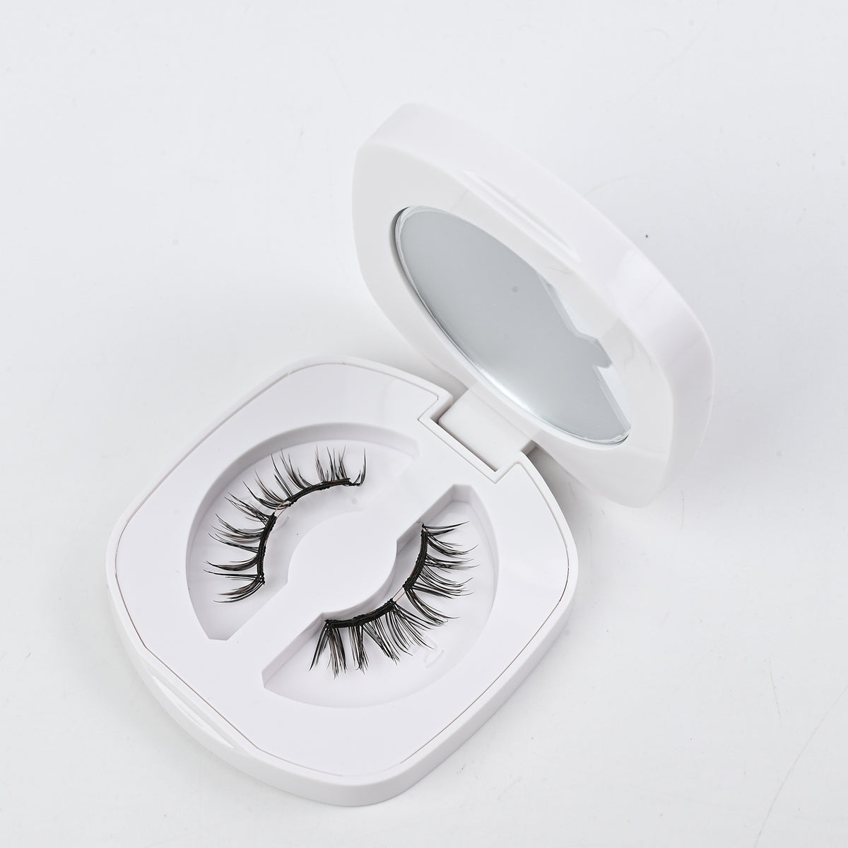 One-piece magnetic false eyelashes