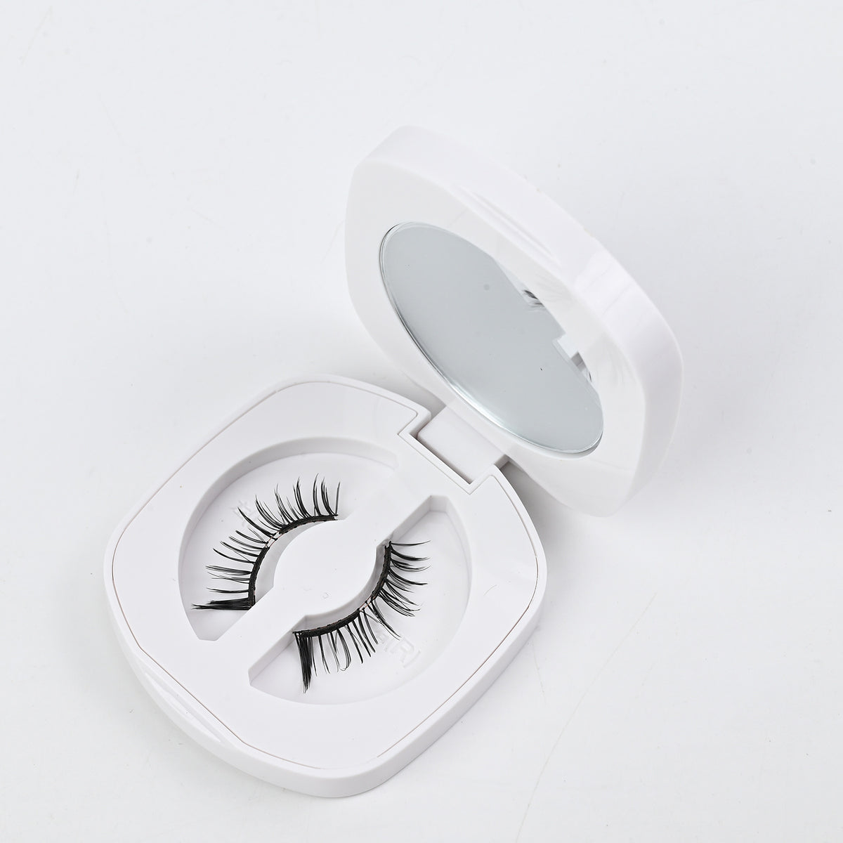 One-piece magnetic false eyelashes